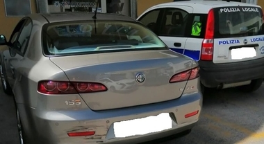 L’auto del sindaco al posto per i disabili: multa e polemiche