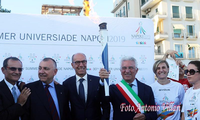 FOTO – Universiade, straordinaria accoglienza della torcia nella città di Salerno