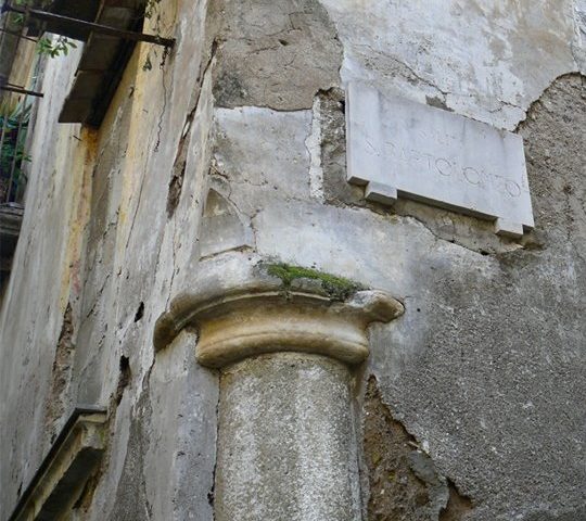 A Salerno ritrovata la Chiesa di S. Bartolomeo de Coriariis, ma deturpata una colonna romana