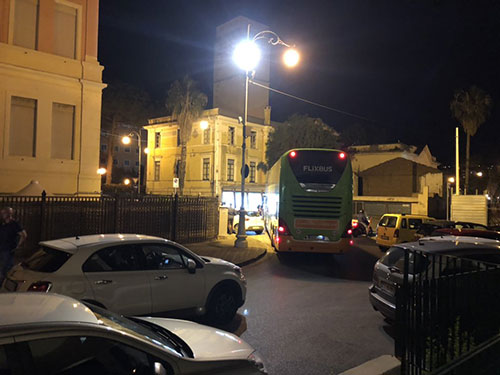 Salerno: sosta selvaggia, bus rimane bloccato