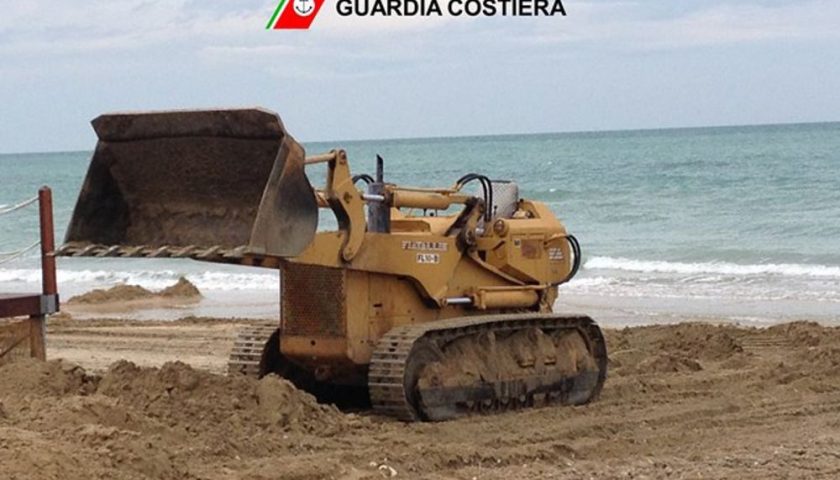 Salerno, mezzi meccanici in spiaggia: scattano le sanzioni della Guardia Costiera