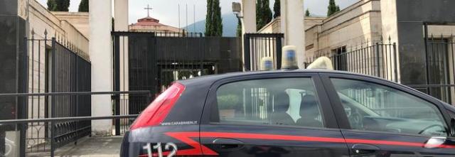 Blitz dei carabinieri al cimitero di Angri: scattano i sequestri