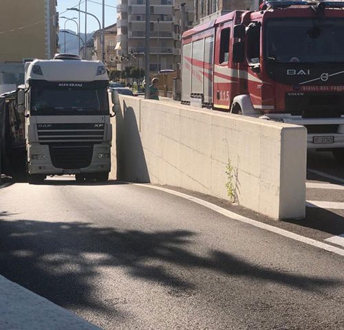 Pontecagnano: tir incastrato sotto il ponte, caos in via Torino