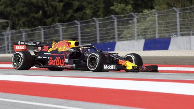 Formula 1: Vince Max Verstappen, secondo uno strepitoso Leclerc