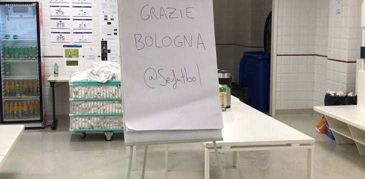 Il fair play della Spagna: perde, ma scrive sulla lavagna “Grazie Bologna”