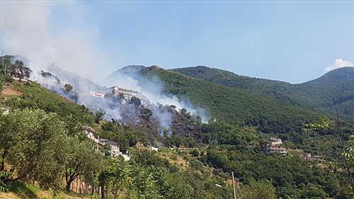 Vasto incendio a Erchie, fumo visibile da Salerno