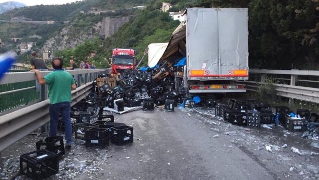 Salerno: Tir contro auto sul Viadotto Gatto, traffico in tilt