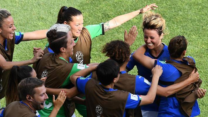 Tutti pazzi per l’Italia femminile, le azzurre battono la Cina e volano ai quarti