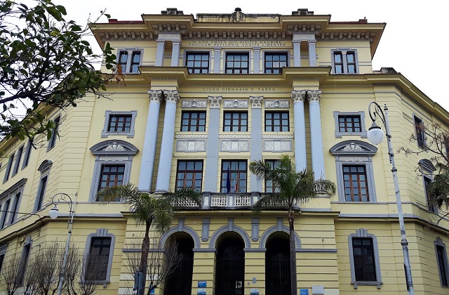 Pistola giocattolo al liceo a Salerno, la senatrice Bilotti: «Sinergia tra istituzioni per lavorare su prevenzione»