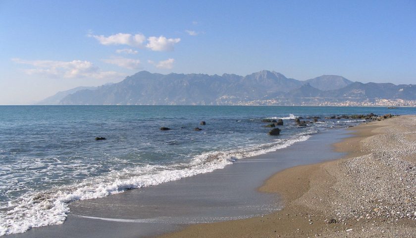 Mare sporco a Salerno, Cammarota: “Rifiuti da isolare con un cordone di gomma”
