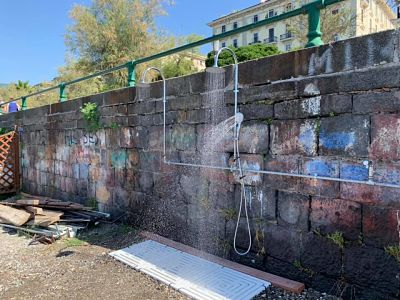 L’Amministrazione Comunale installa nuove docce su due spiagge di Salerno