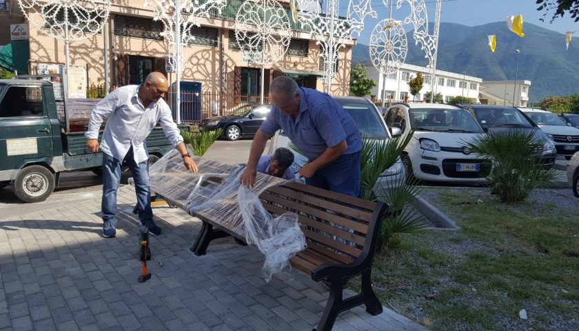 Sant’Egidio del Monte Albino, installate le nuove panchine a Piazza De Ruggiero ad Orta Loreto