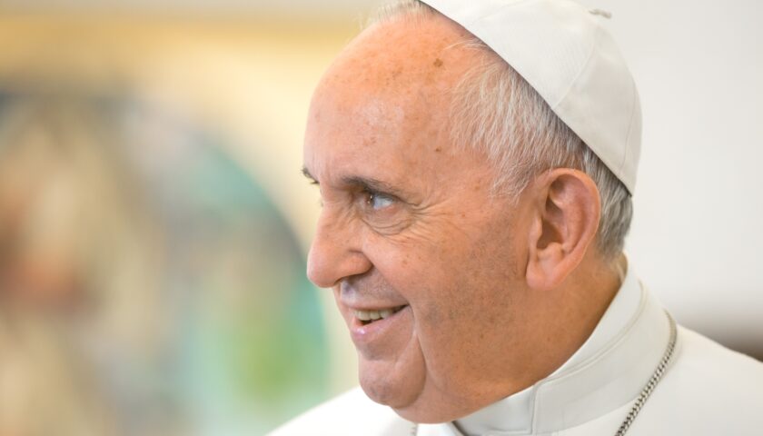 Il Papa in Campidoglio dalla Raggi: “Roma organismo delicato, splendore non si degradi”