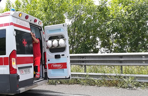 Scoppia pneumatico in autostrada a Campagna, camion sfonda guard rail e finisce in un terreno dopo un volo di 20 metri: muoiono autista e un altro uomo