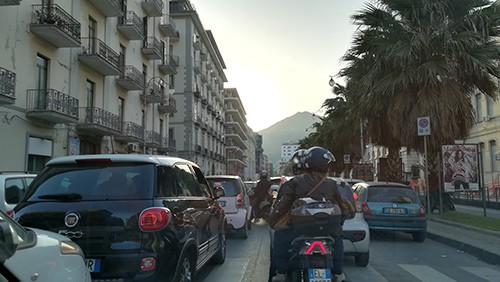 Momenti di tensione sul Corso Garibaldi, aggredisce e offende africano in strada: nei guai uomo dell’Est