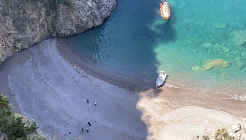 Tragedia in Costiera Amalfitana: uomo trovato cadavere sulla spiaggia