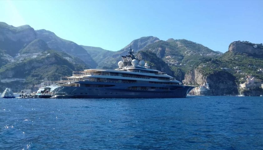 Yacht extralusso nelle acque di Amalfi, a bordo c’è l’uomo più ricco al mondo