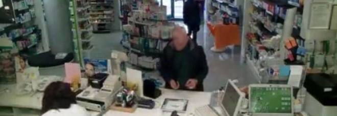 Salerno, furto in farmacia di notte in pieno centro: bottino mille euro