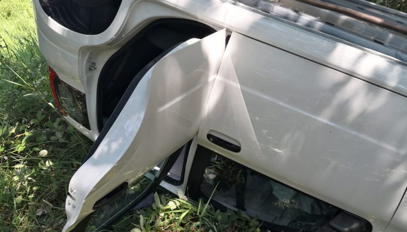 Perde il controllo e si ribalta con l’auto, paura nel quartiere Sant’Eustachio a Salerno