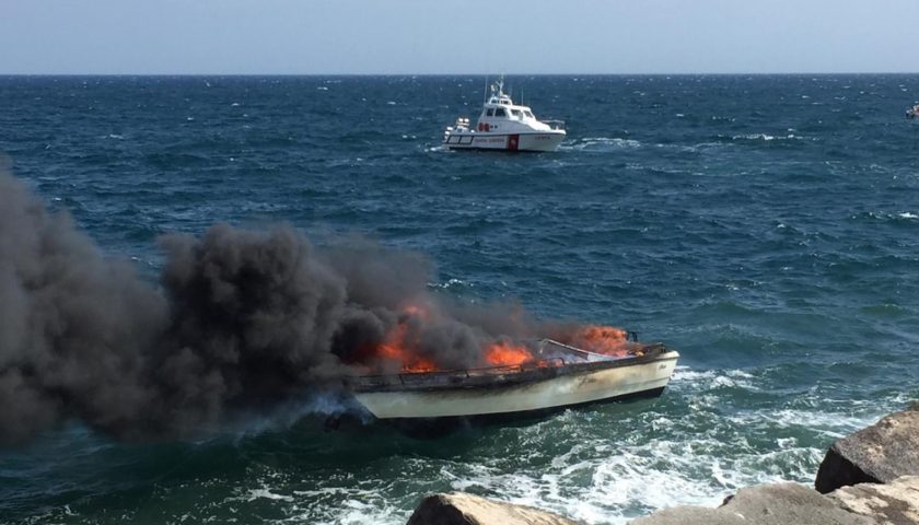 Barca in fiamme: la Guardia Costiera di Salerno salva diportista e scongiura il pericolo d’inquinamento