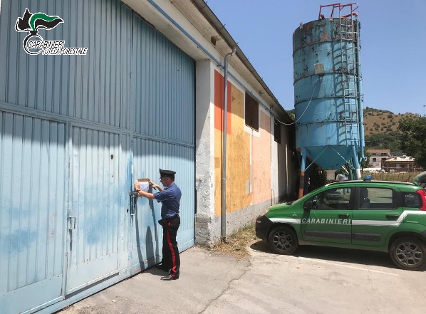 Rifiuti ed emissioni in atmosfera, sequestrata fabbrica di vernici ad Atena Lucana