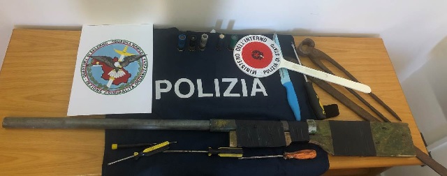 Trovate in possesso di un fucile artigianale, in manette due persone
