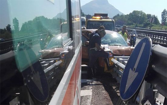 Paura sul Raccordo Salerno – Avellino, avverte malore e finisce contro guard rail: due feriti