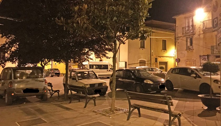 Buonabitacolo, la piazza Pertini trasformata in parcheggio: La denuncia