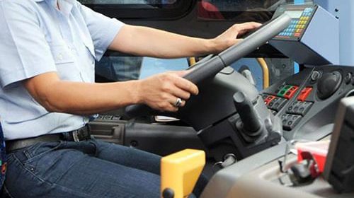 Bus a fuoco, autista mette in salvo i passeggeri