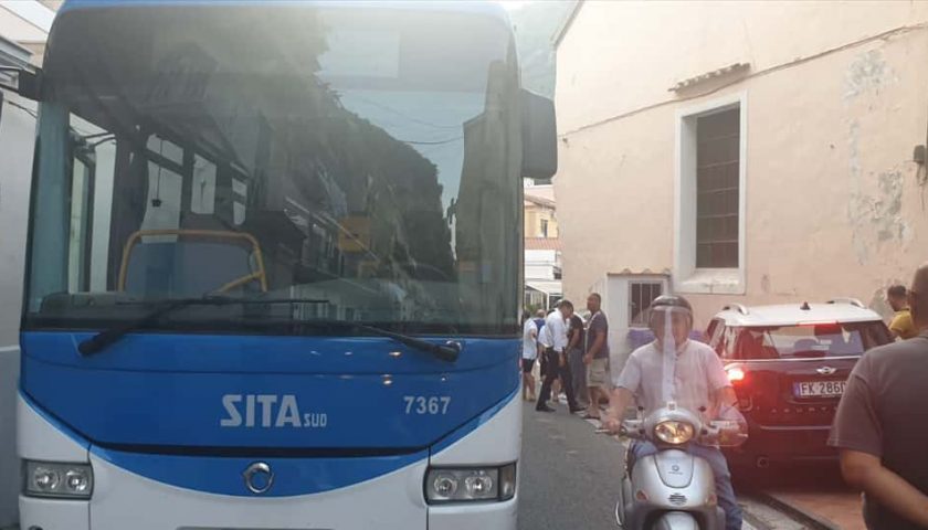 Autista della Sita Sud colpito e ferito da un passeggero a Salerno