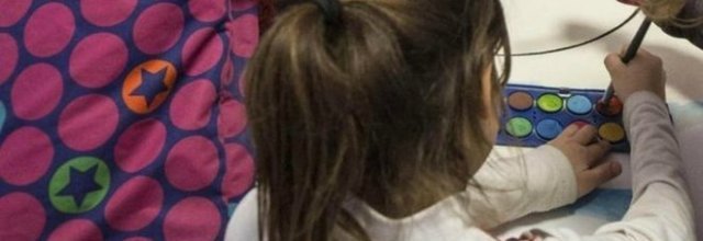 Botte alla madre e al fratellino  per 10 euro al giorno: a processo