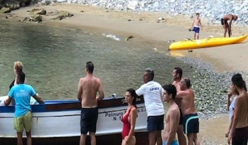 Paura sulla spiaggia del Buondormire a Palinuro, le acque si ritirano dopo l’eruzione dello Stromboli