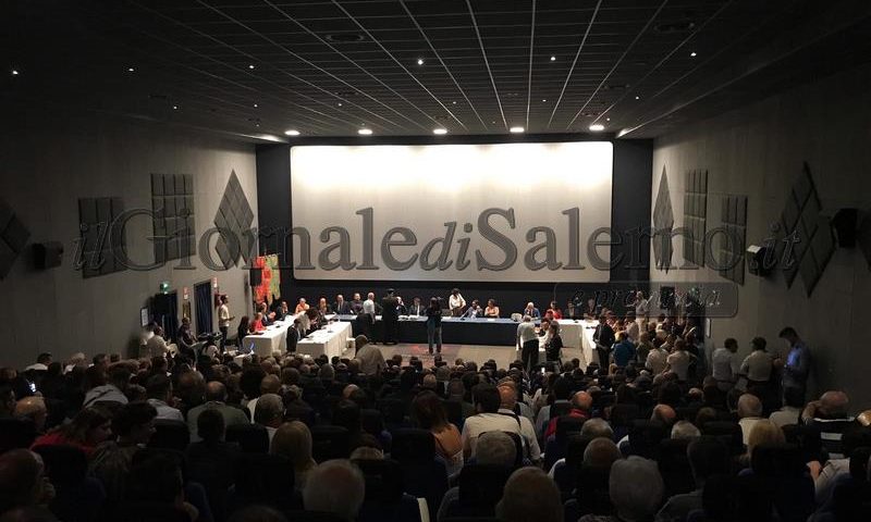 Pagani. Consiglio al veleno: via Carbutti, aggredito fuori dall’aula Bottone