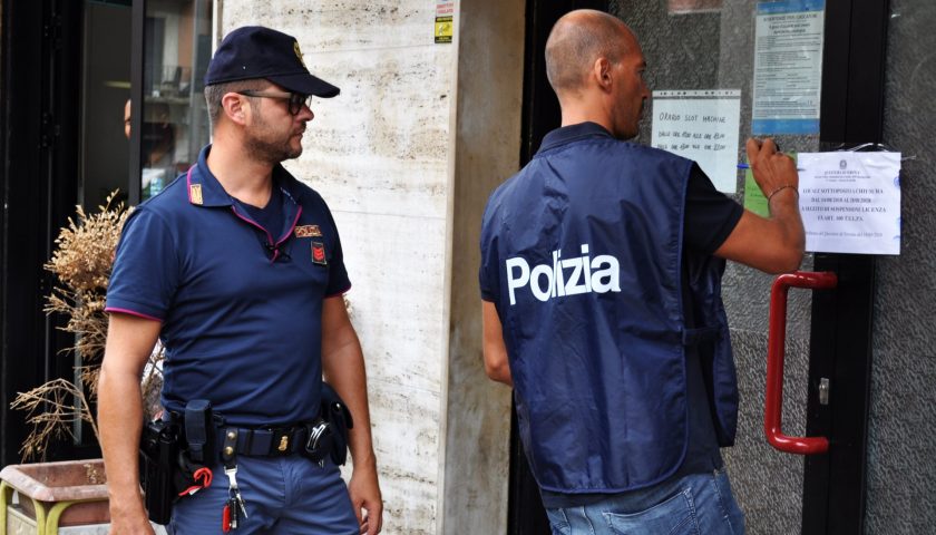 Salerno, controlli della Polizia ai locali di intrattenimento notturno: fioccano le multe