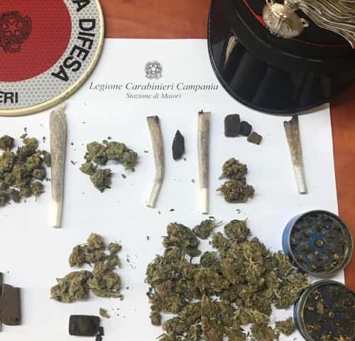 Costa d’Amalfi, controlli dei Carabinieri in spiaggia: a Maiori sorpresi 10 giovani con la droga