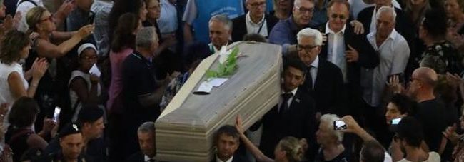 L’ultimo saluto a Luciano De Crescenzo: Sarà tumulato a Furore, in Costiera Amalfitana