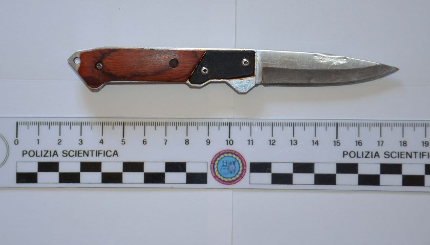 Detenuto ai domiciliari accoltellato al petto, arrestato l’aggressore