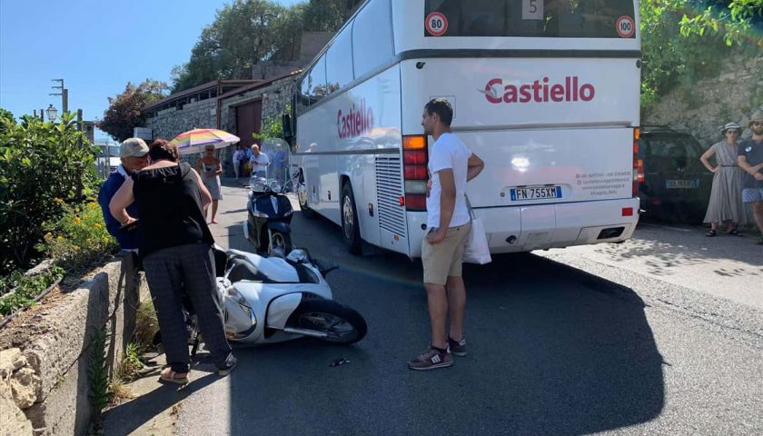 Incidente in località Castiglione di Ravello, scooter contro bus turistico