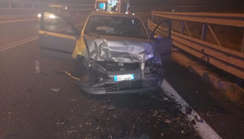 Auto imbocca contromano l’autostrada, una persona ferita