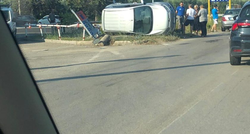 Eboli, fuori strada e contro cartellone della pompa di benzina: paura in mattinata
