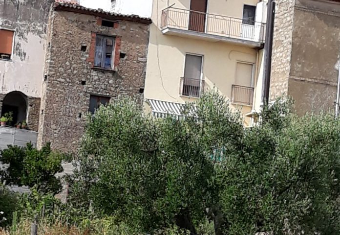 Tragedia a Moio della Civitella, precipita dal balcone mentre monta la tenda