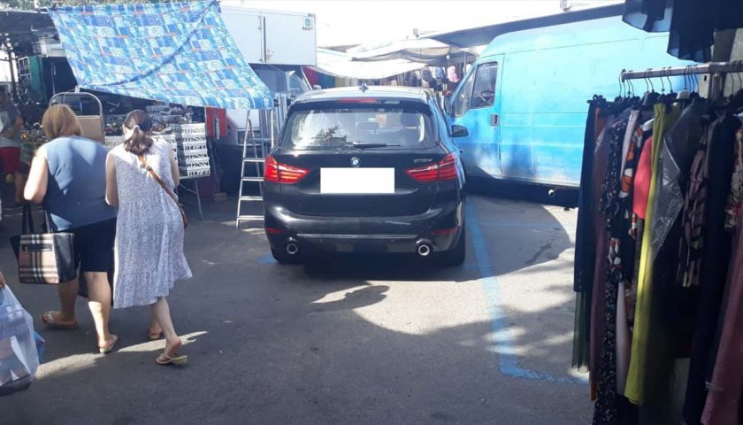 Ravello, auto “dimenticata” nel bel mezzo del mercato: Vigili non procedono a rimozione