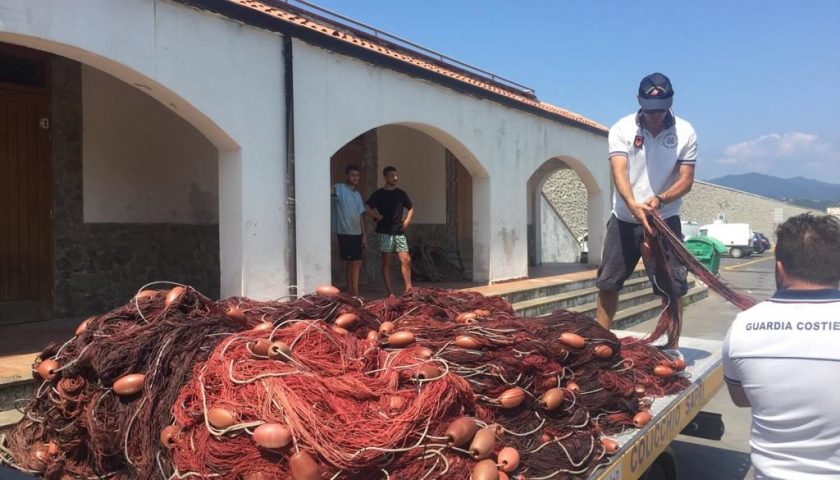 Sapri, spadara da record al porto: sequestrati 7 km di rete fuorilegge