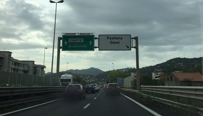 Salerno: auto sbanda e si ribalta in tangenziale