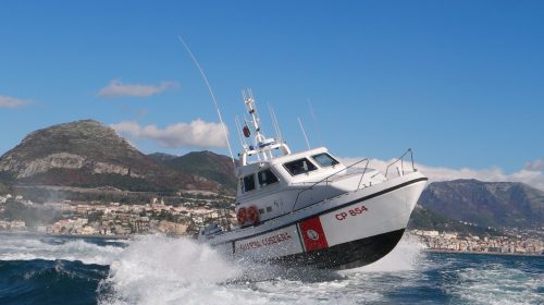 Salerno, 28enne disperso in mare con il Sup alla Baia: salvato dalla Guardia Costiera
