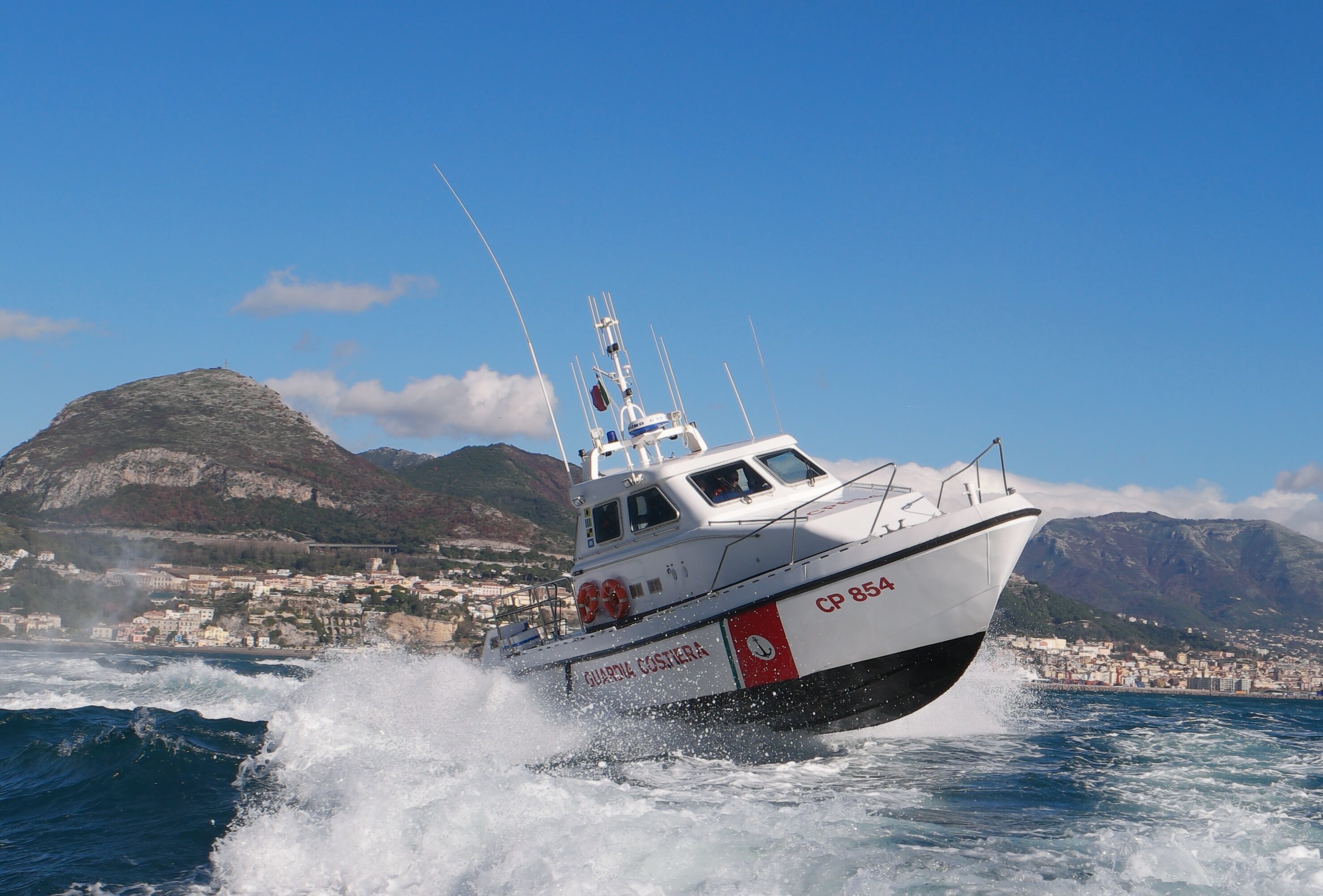 Un uomo viene salvato in mare da una motovedetta della Guardia Costiera vicino a Salerno