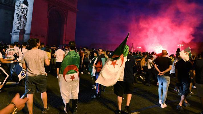 Francia, i tifosi algerini scatenano il caos: una vittima, 20 agenti feriti e 30 fermati