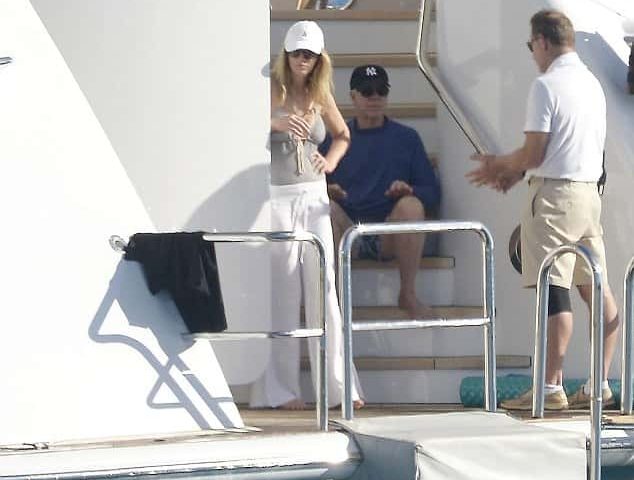 Tommy Hilfiger torna in Costiera: il suo Flag nelle acque di Amalfi, shopping a Ravello