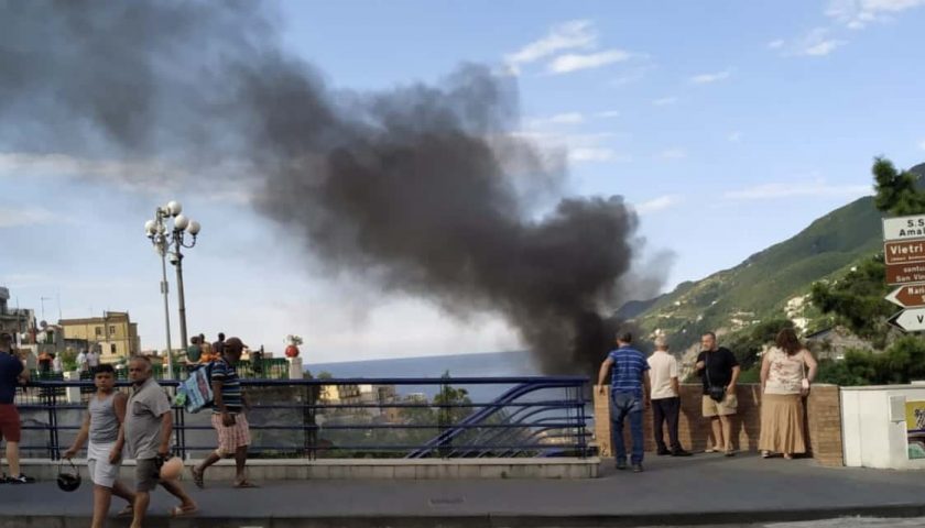 Vietri sul Mare, auto prende fuoco nel parcheggio