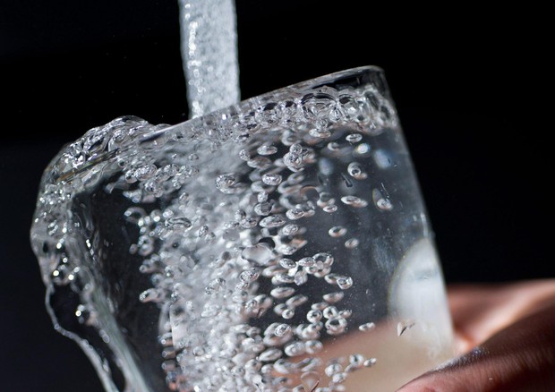 Appello dell’Oms, servono dati sulla microplastica nell’acqua da bere